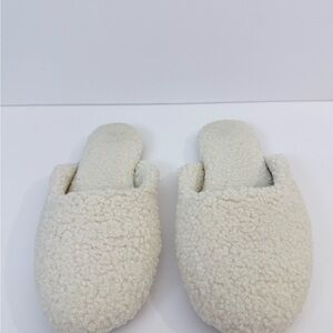 Spot Clean Cozy Cream Fuzzy Slippers size S